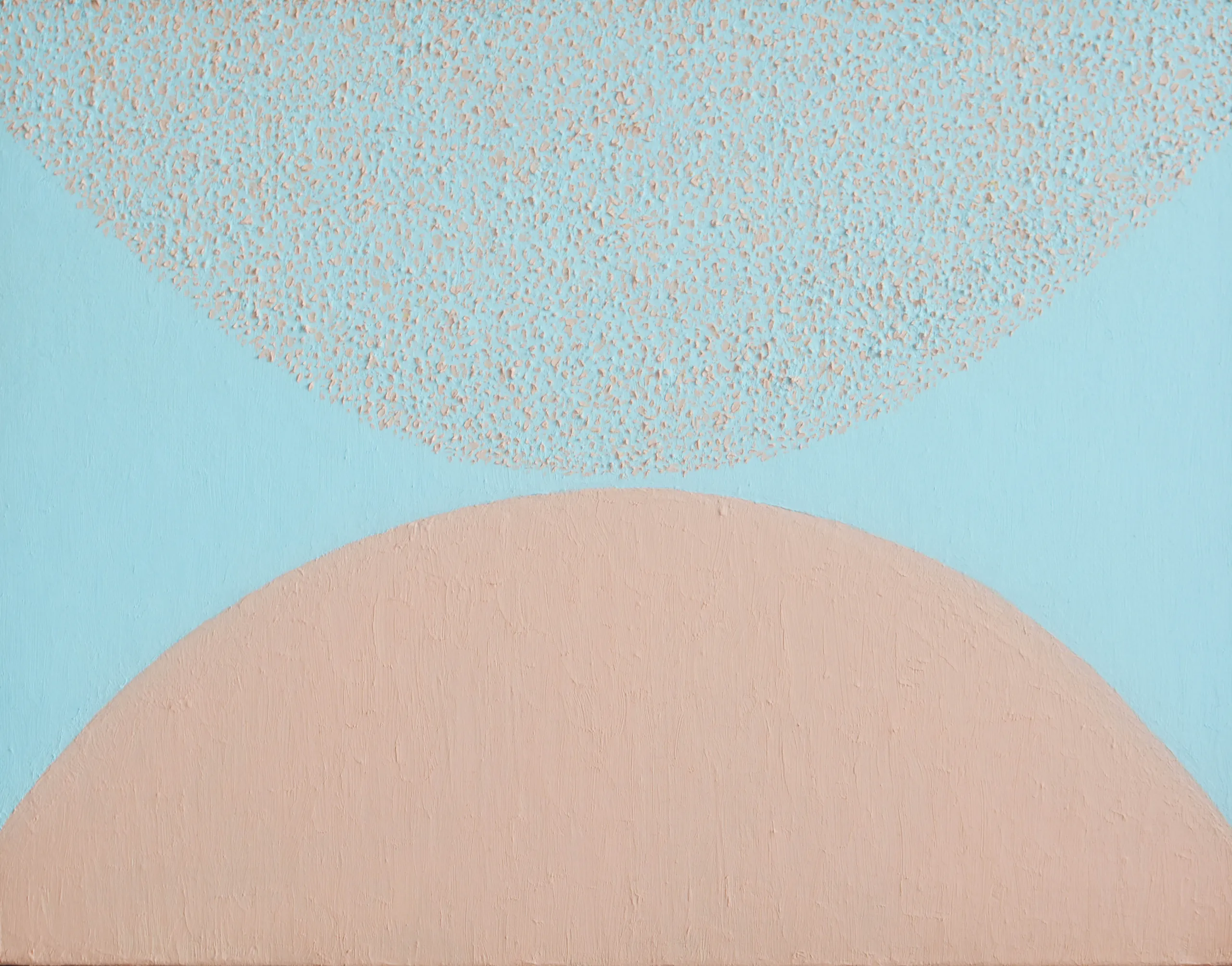 양운철, 〈c ; 작은하늘〉, 캔버스에 옻칠·유채, 34.8x27.3cm — 하늘색 바탕 위에 살구빛 반원 두 개가 위아래로 마주 선 화면