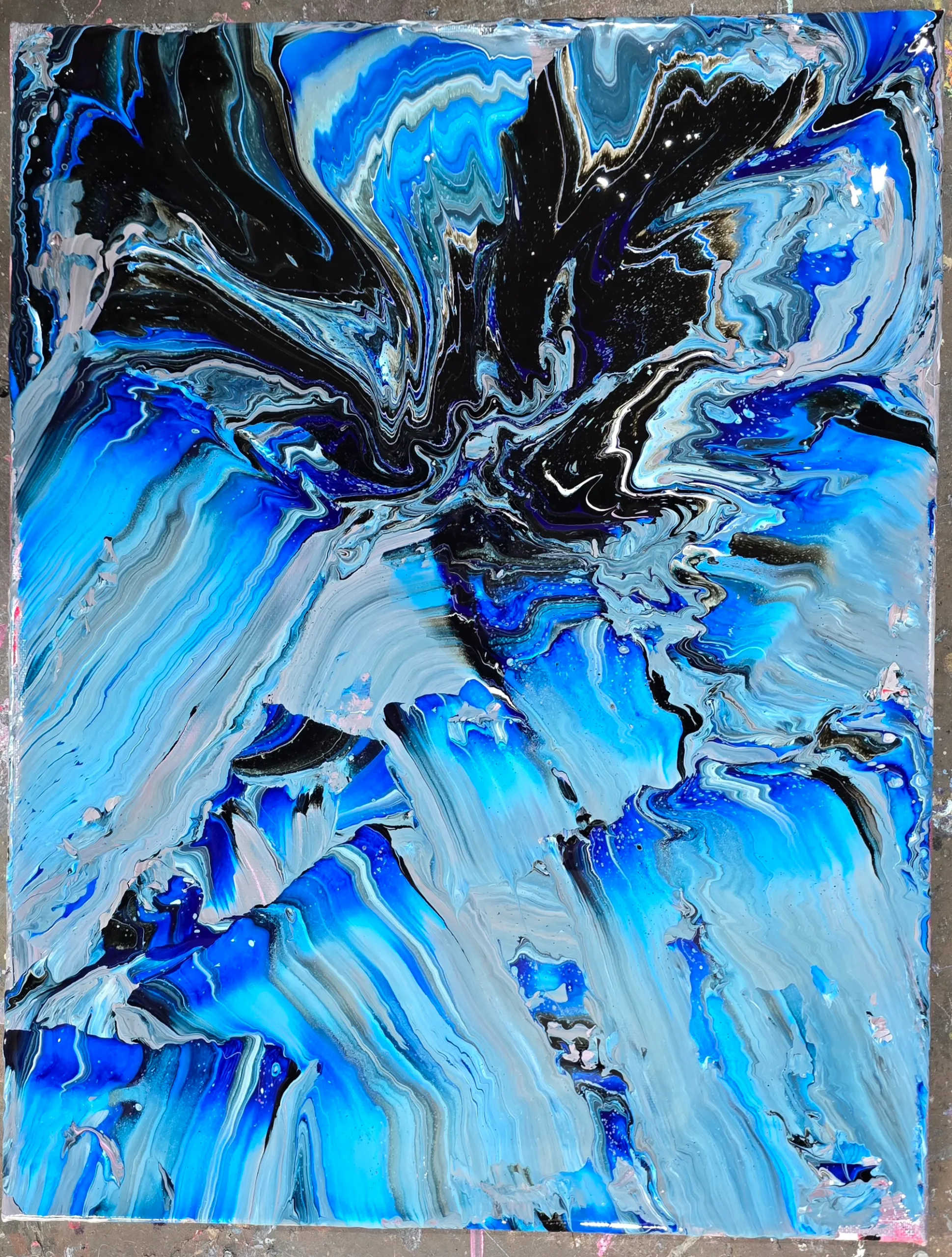 김기용, 〈붓의 유영〉, 캔버스에 페인트, 41x53cm — 검푸른 안료가 소용돌이치다 화면 아래에서 가늘게 흘러내린 자국을 남긴 작품
