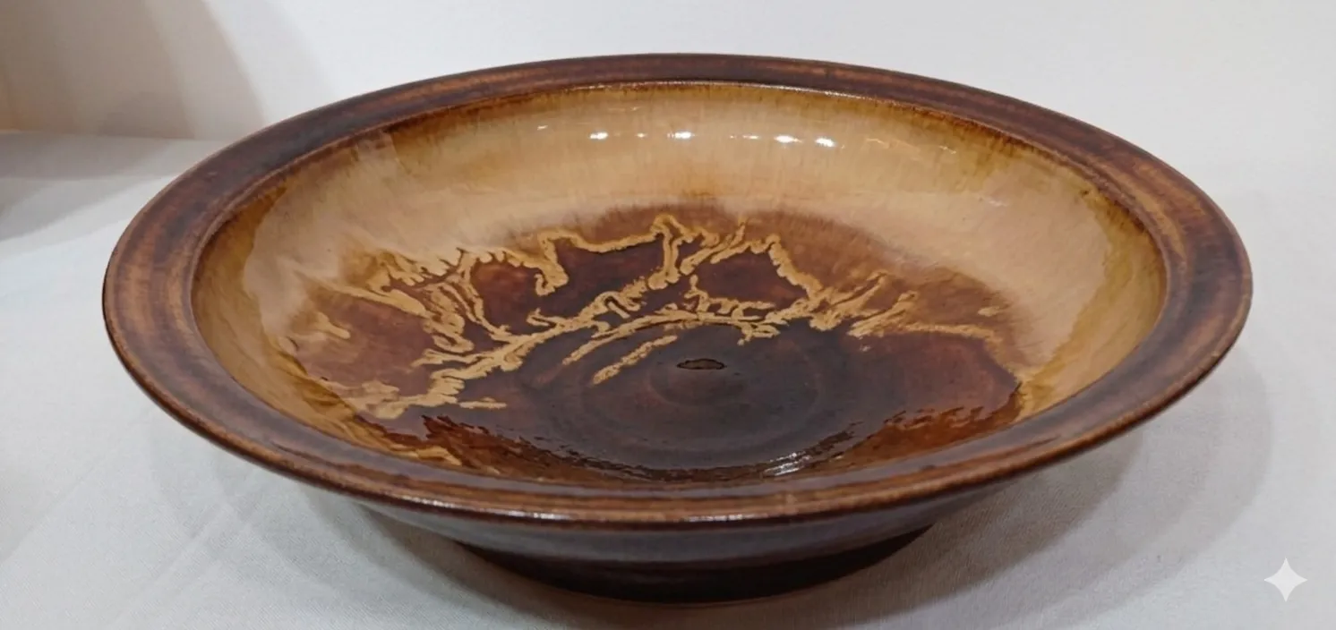 강경화, 〈시간의결〉, 산백토.철적유.Mn.1240도산화소성, 7x32cm — 넓게 벌어진 사발 안쪽에 유약이 갈라져 흐른 자국이 남았다