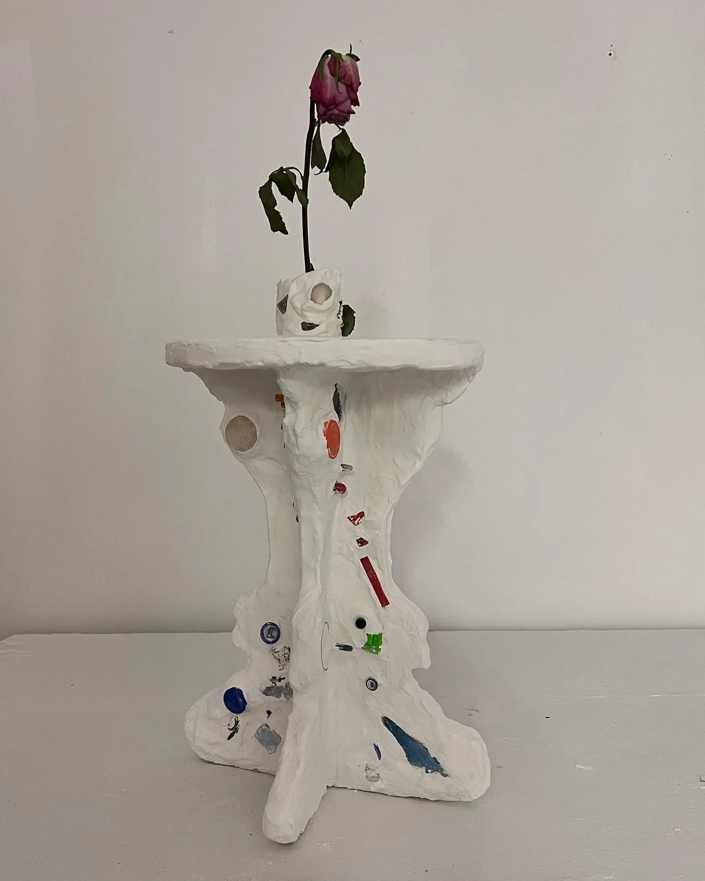 박소형, 〈어린왕자의 장미〉, 2022, 석고·박스, 35x33x83cm