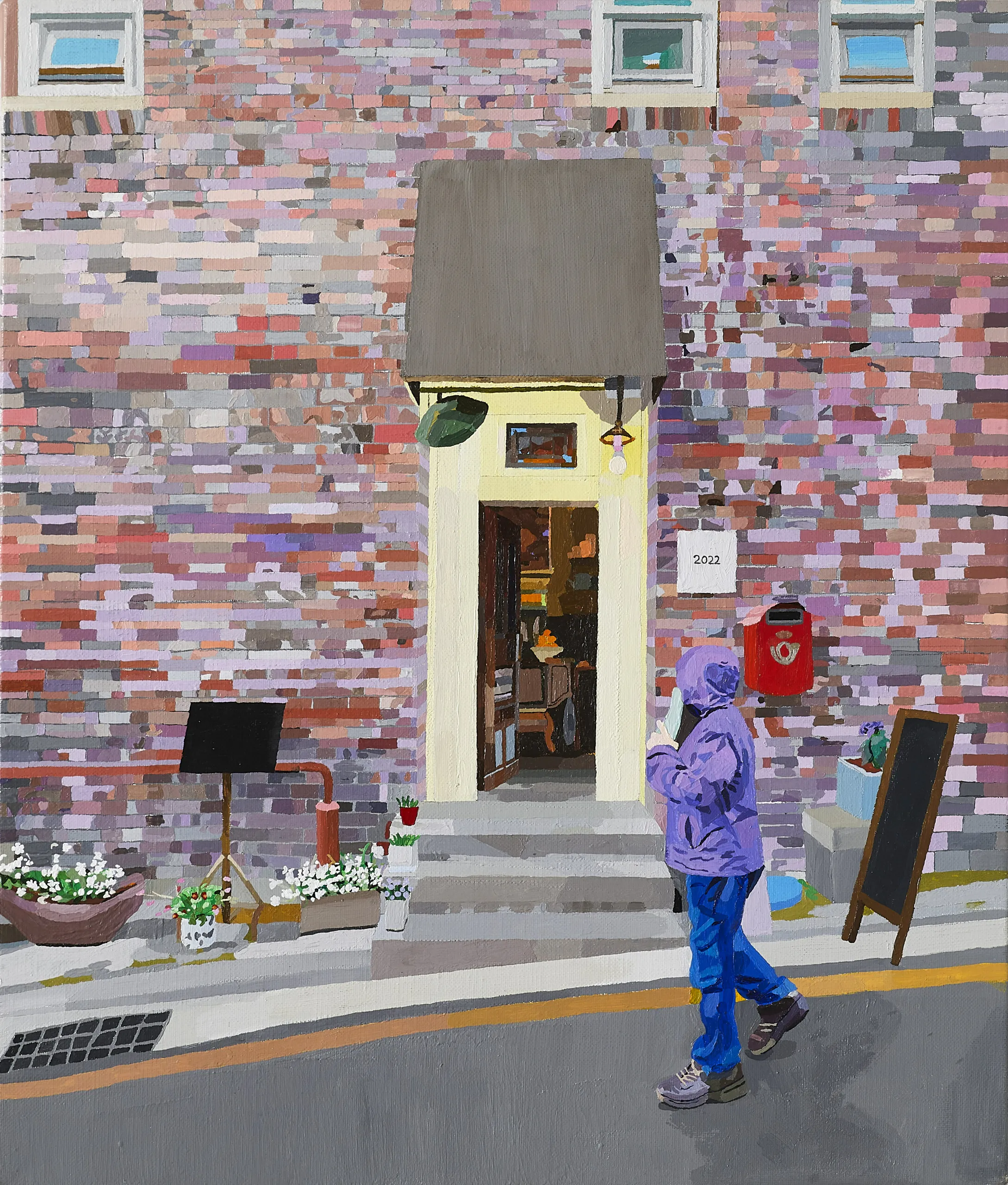 조신욱, 〈산책〉, 캔버스에 아크릴, 45.5x53cm — 보랏빛과 분홍빛 직사각 조각으로 칠한 벽돌 벽 가운데 노란 문틀과 열린 문이 있고 오른쪽 길 위로 보라색 후드를 쓴 사람이 지나간다