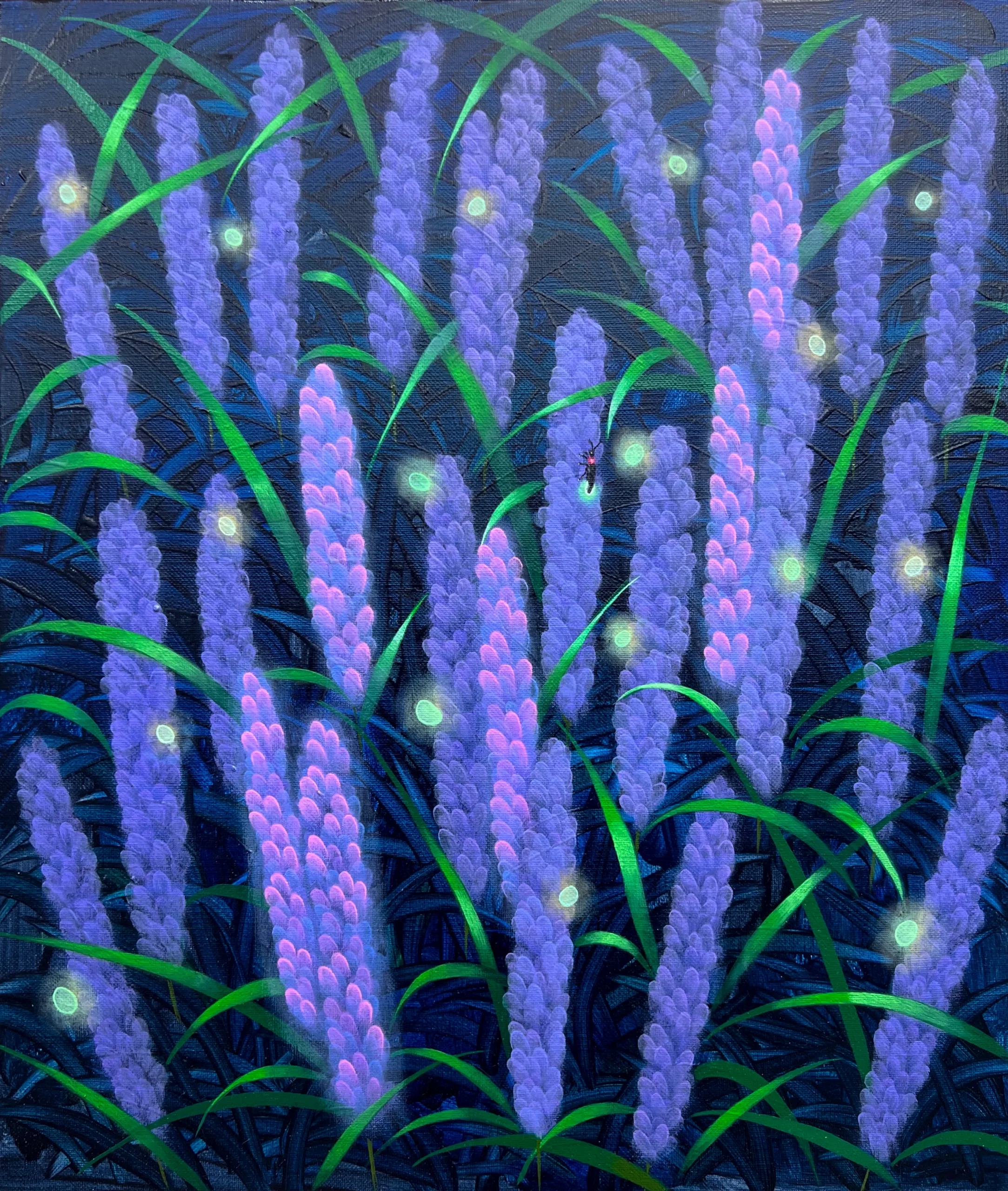 윤겸, 〈맥문동의 요새 – 반딧불 도깨비 Liriope fortress -firefly goblin〉, 캔버스에 유채, 45.5x53cm — 남색 바탕에 보랏빛 꽃대가 길게 서고, 가는 초록 잎 사이로 연둣빛 광점이 번진다