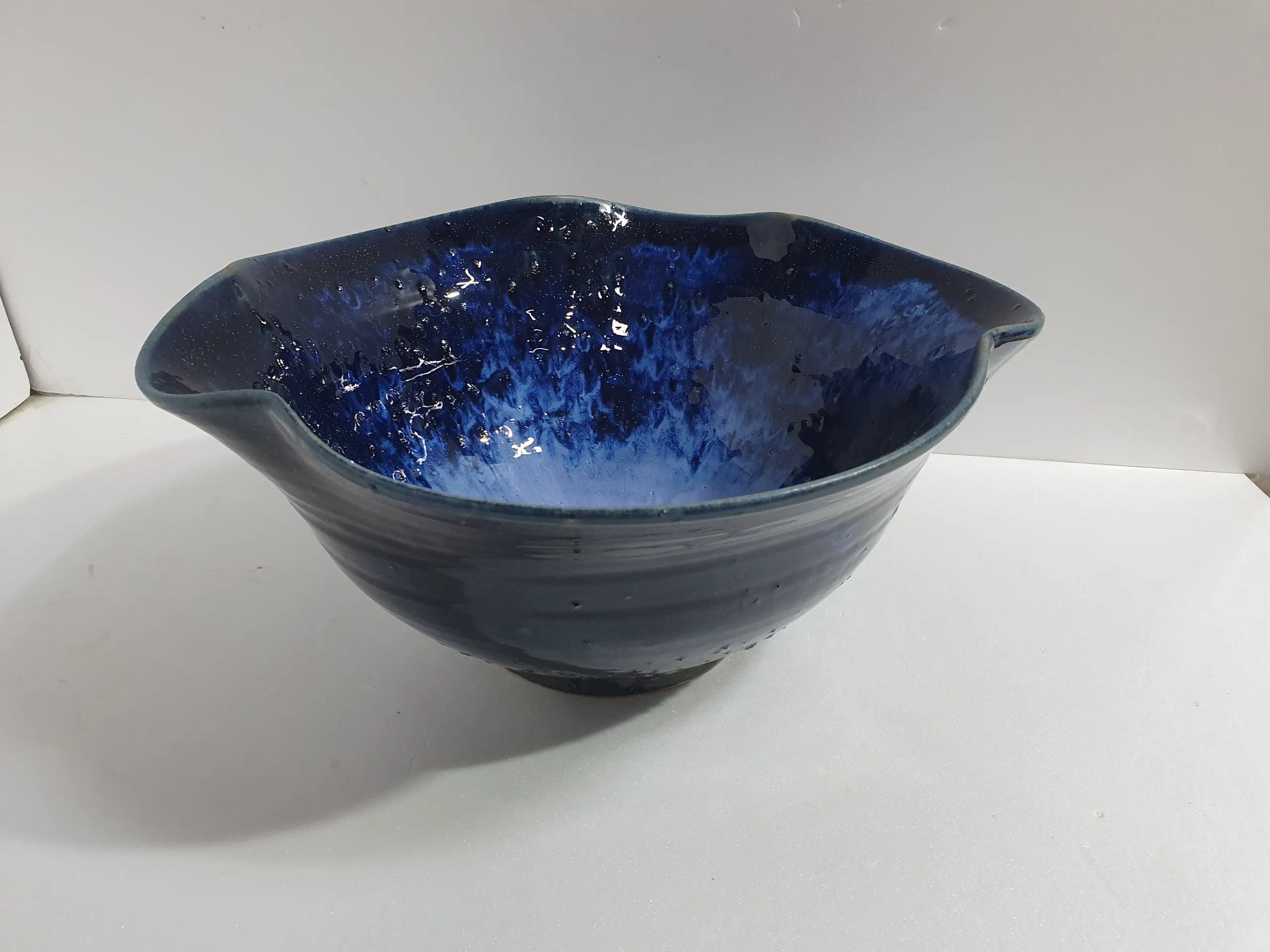 장준근, 〈차향〉, 밤하늘에별,1240도 산화소성, 18x45x18cm — 안쪽이 밤하늘처럼 깊은 남청색으로 흐르는 차 그릇