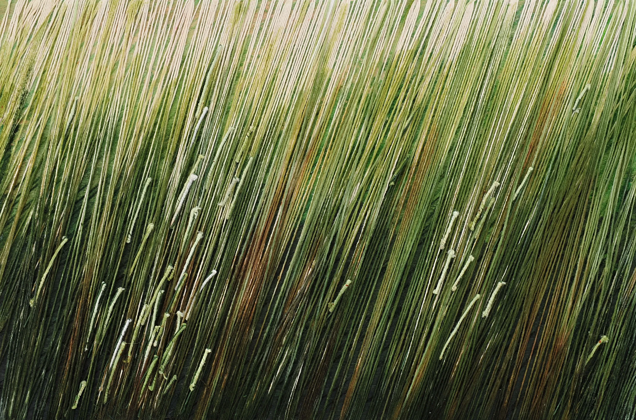 홍진희, 〈봄숲 01〉, 나무판에 실(면사)·와이어 부조, 30x20cm — 세로로 곧게 선 실 다발과 그 사이의 흰 와이어