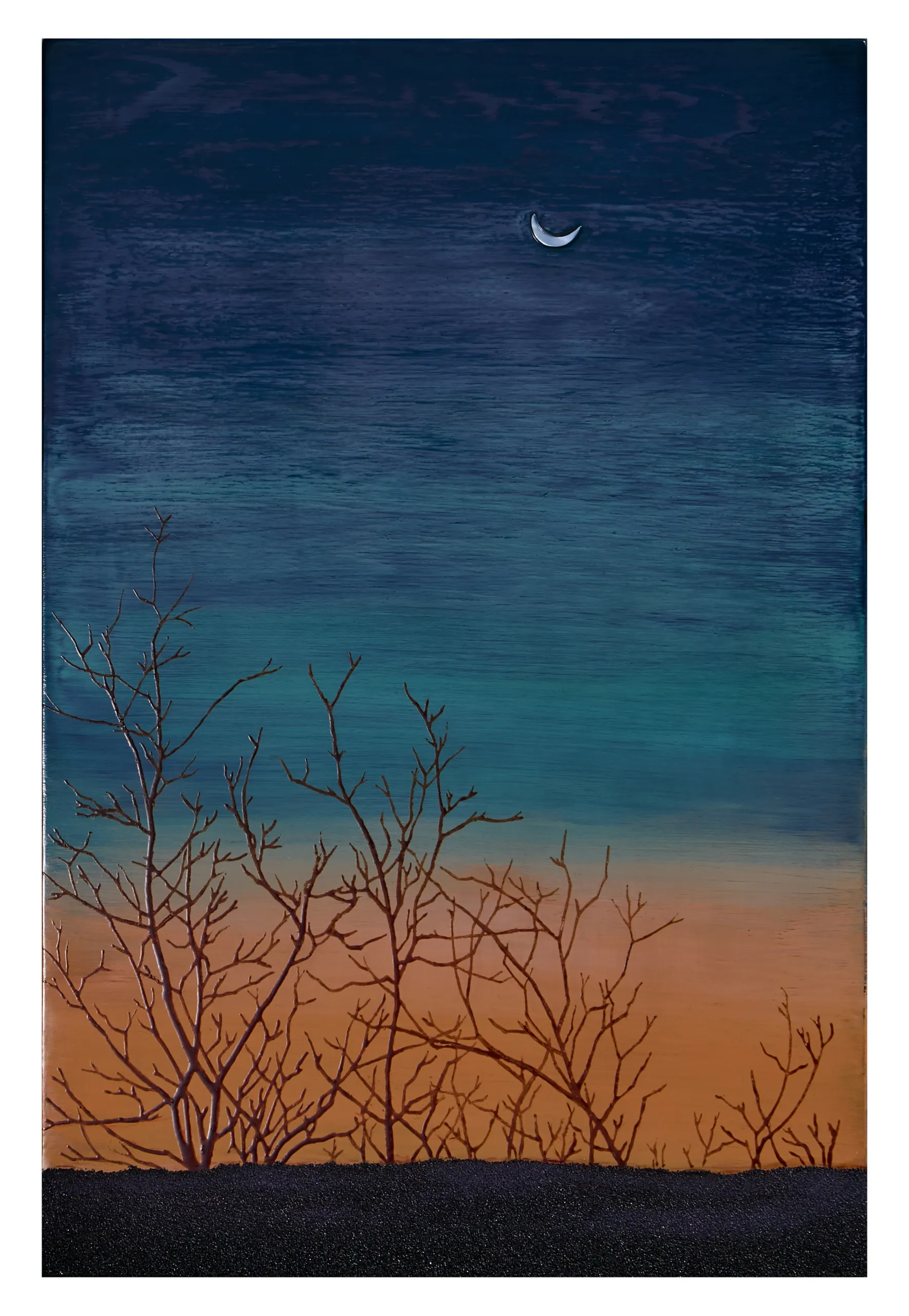 박신영, 〈밤의 끝자락_2〉, 목판에 옻칠재료·자개, 20x30cm — 짙은 남색에서 청록을 거쳐 주황으로 내려오는 밤하늘, 오른쪽 위에 자개 그믐달, 아래로 잎을 떨군 나뭇가지들