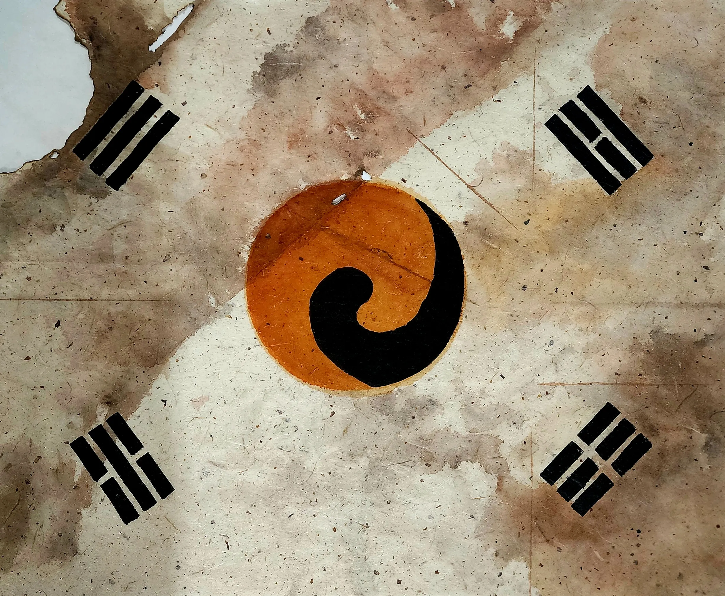 김흥국, 〈다시 그린 진관사 태극기〉, 종이에 먹·혼합재료, 53.4x42(실측60%)cm — 1919년 3·1운동 당시 쓰인 것으로 추정되는 진관사 태극기를 실측 60% 크기로 재현한 작품
