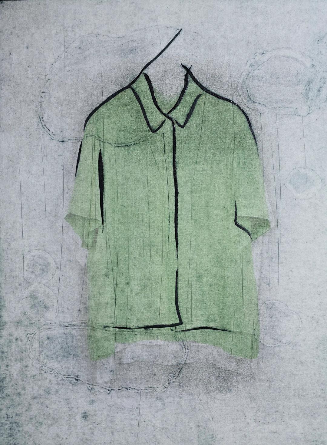 방인희, 〈섭을 갖추다〉, 디지털프린트 위에 꼴라그래피, 28x34cm — 오윤의 판화에 보내는 오마주. 은회색 화면 위에 걸린 초록 셔츠, 여며진 옷깃이 굵은 검은 선으로 새겨져 있다