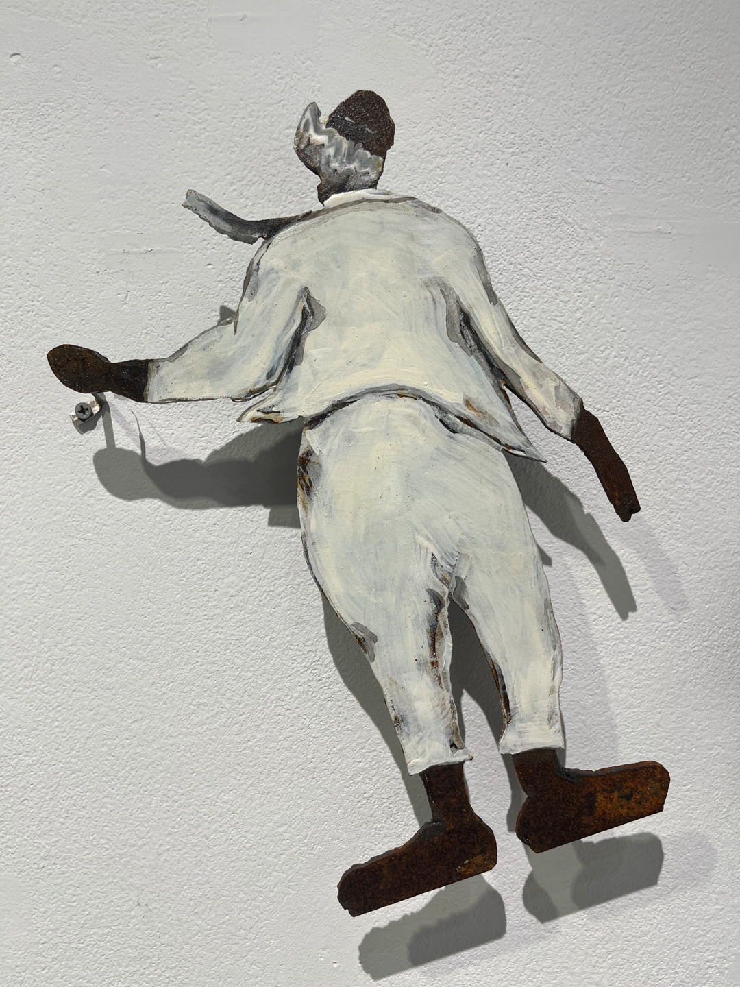 한 숙, 〈오늘 꽃으로 피어나다〉 3점 중 한 점, 철판 부식 채색, 30x23cm — 흰 옷을 입은 사람이 부식된 철판 위에서 등을 보이며 걸어가는 모습