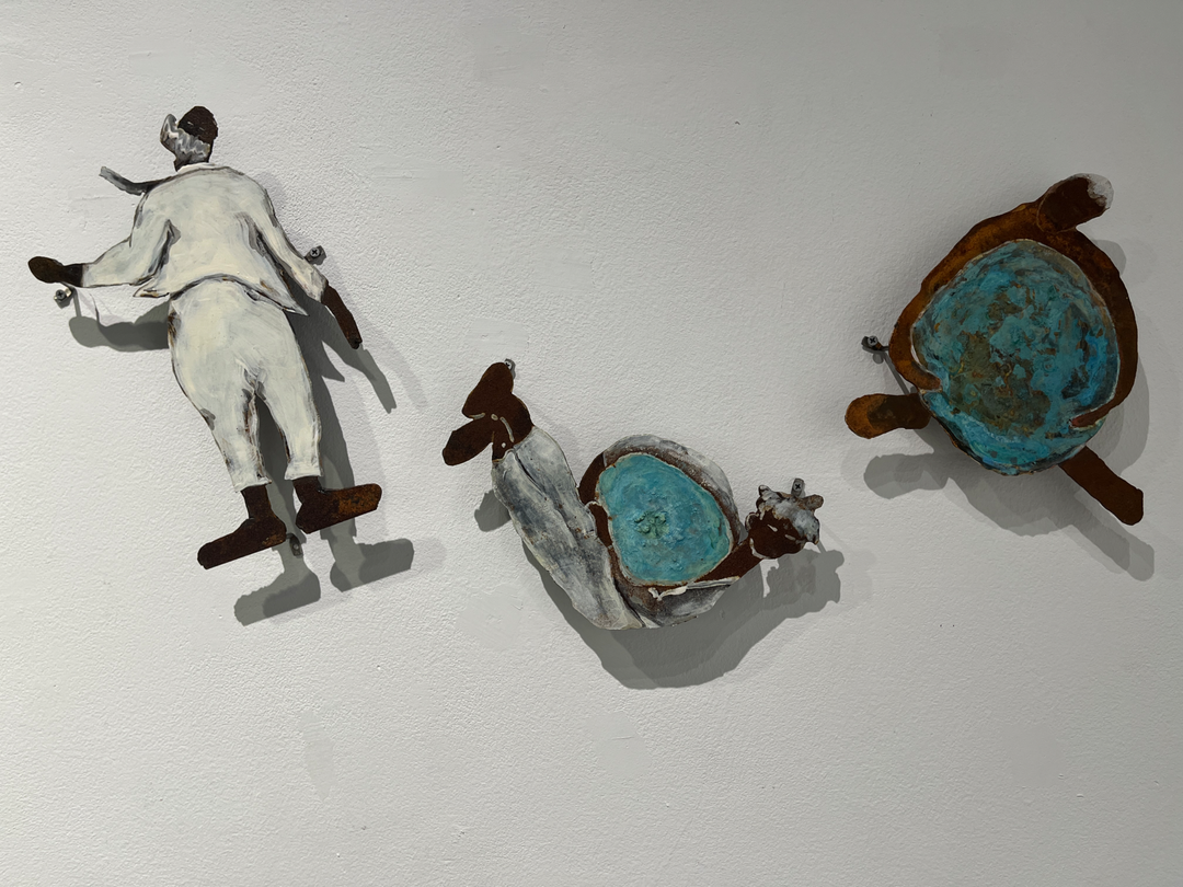 한 숙, 〈오늘 꽃으로 피어나다〉 3점, 철판 부식 채색, 각 30x23cm — 걷는 사람에서 청록빛 둥근 형체로 이어지는 세 조각을 나란히 건 모습
