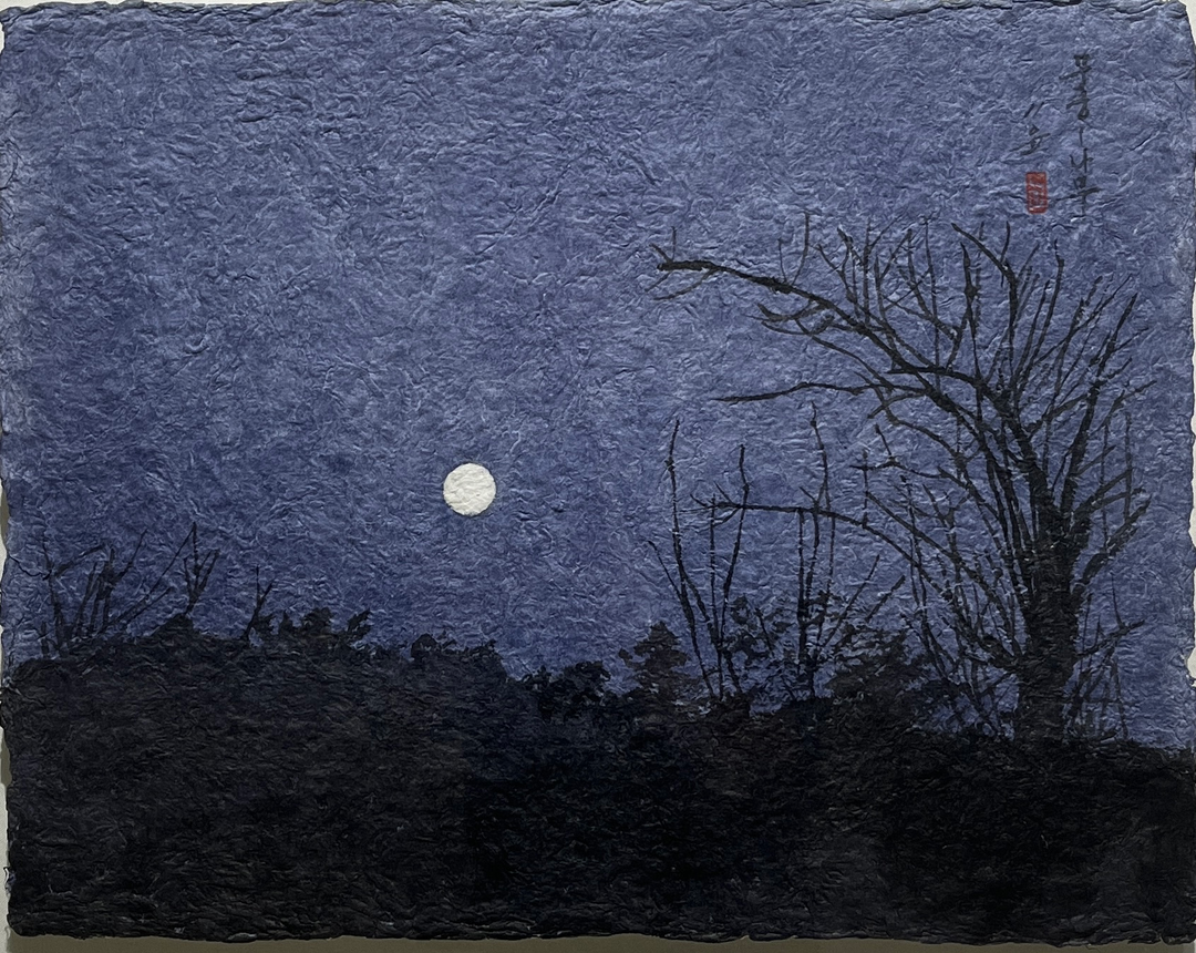 김윤기, 〈적요-달빛과 나무〉, 한지에 먹, 수채, 42.5x33.5cm — 보랏빛 도는 남색으로 물든 구겨진 한지 가운데 왼쪽에 작은 흰 달이 있고, 오른쪽에 잎 없는 큰 나무가 가지를 펼치며, 아래쪽은 먹빛 덩어리로 닫힌다