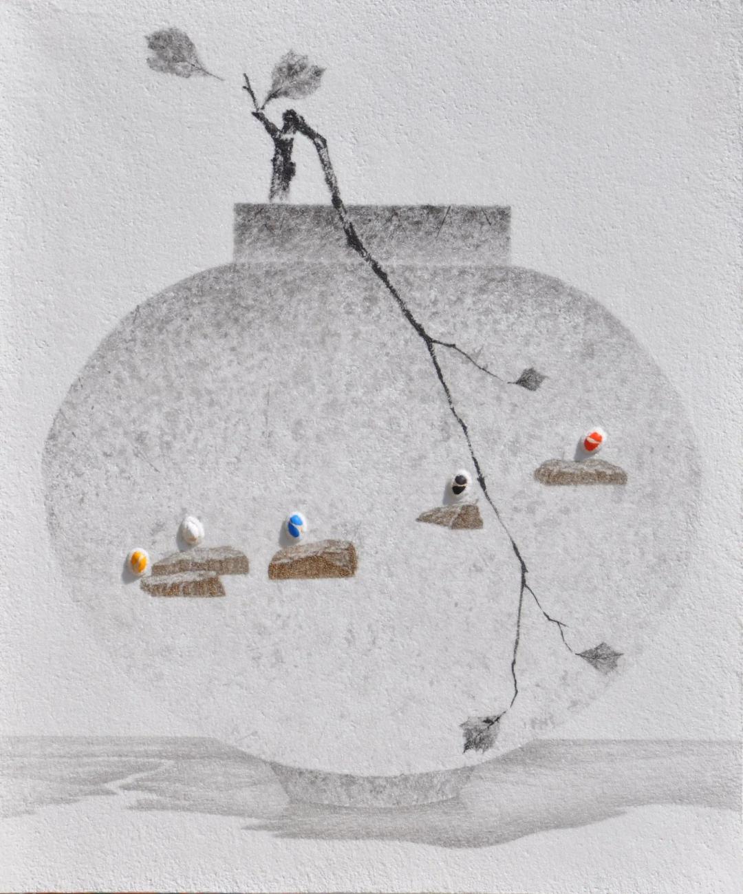 김동석, 〈우공이산-1907〉, Acrylic on canvas, 60.6x72.7cm — 흰 화면 위 회색 달항아리 윤곽 안에 작은 돌과 색색의 씨알이 놓이고, 마른 나뭇가지 한 줄기가 화면을 가로지른다
