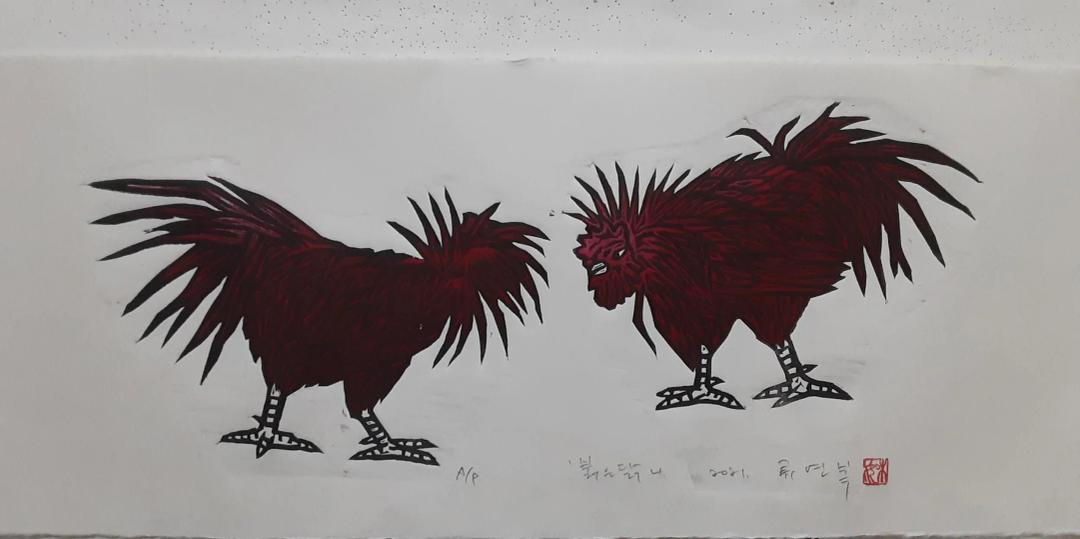 류연복, 〈붉은닭〉 — 흰 종이 위에 검붉은 수탉 두 마리가 서로 고개를 낮추고 마주 서 있고, 깃은 뾰족한 선으로 곤두서며 다리와 발에는 검정과 흰색의 줄무늬가 번갈아 든다