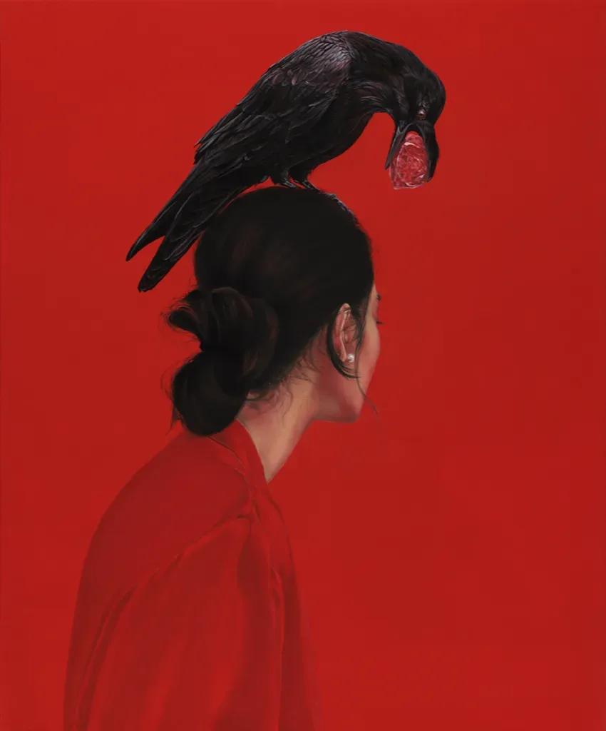 오아, 〈내맘도 몰라주고〉, 장지에 먹과 분채, 60.6x72.7cm — 붉은 바탕 위 인물과 까마귀
