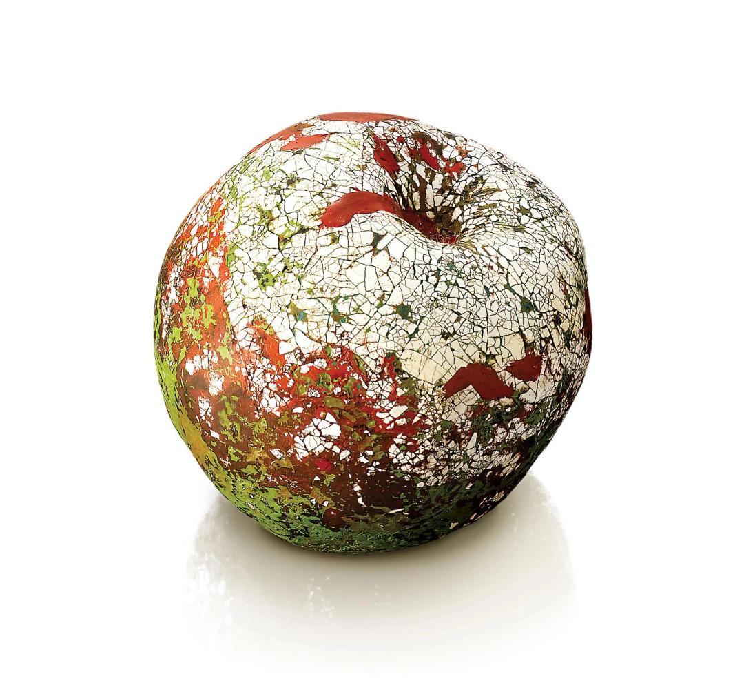 정채희, 〈옻사과〉, 디지털프린트에 옻칠·난각·자개, 65x70cm — 디지털 이미지 위 천년의 광택, 한국 공예의 동시대성