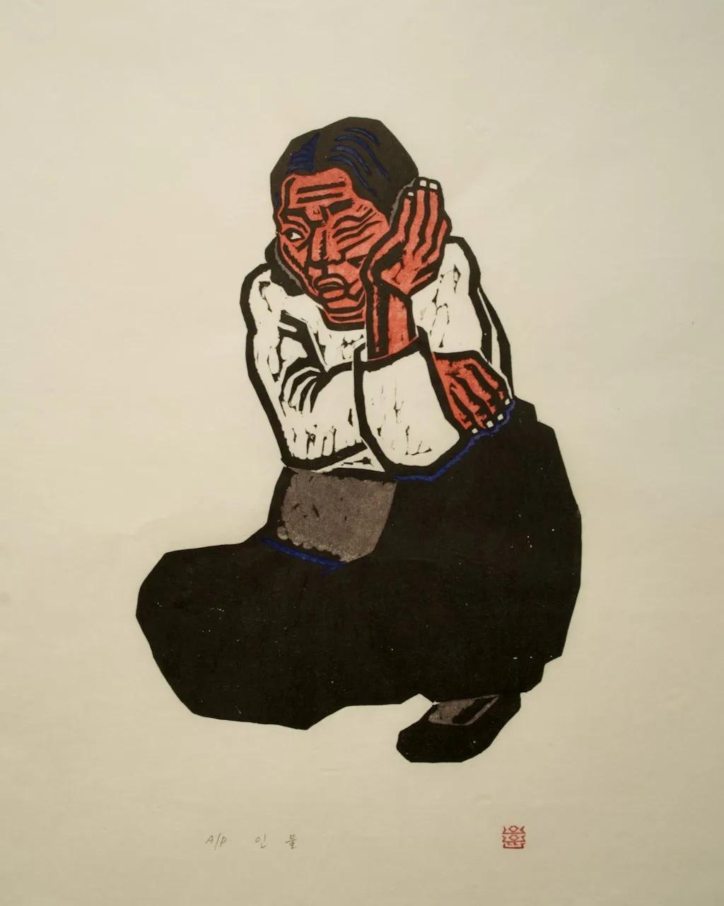 오윤, 〈인물〉, 저피지(한지)에 목판화, 수채 채색, 39x51cm — 붉은 얼굴의 사람이 쪼그려 앉아 한 손으로 뺨을 괴고 있는 목판화