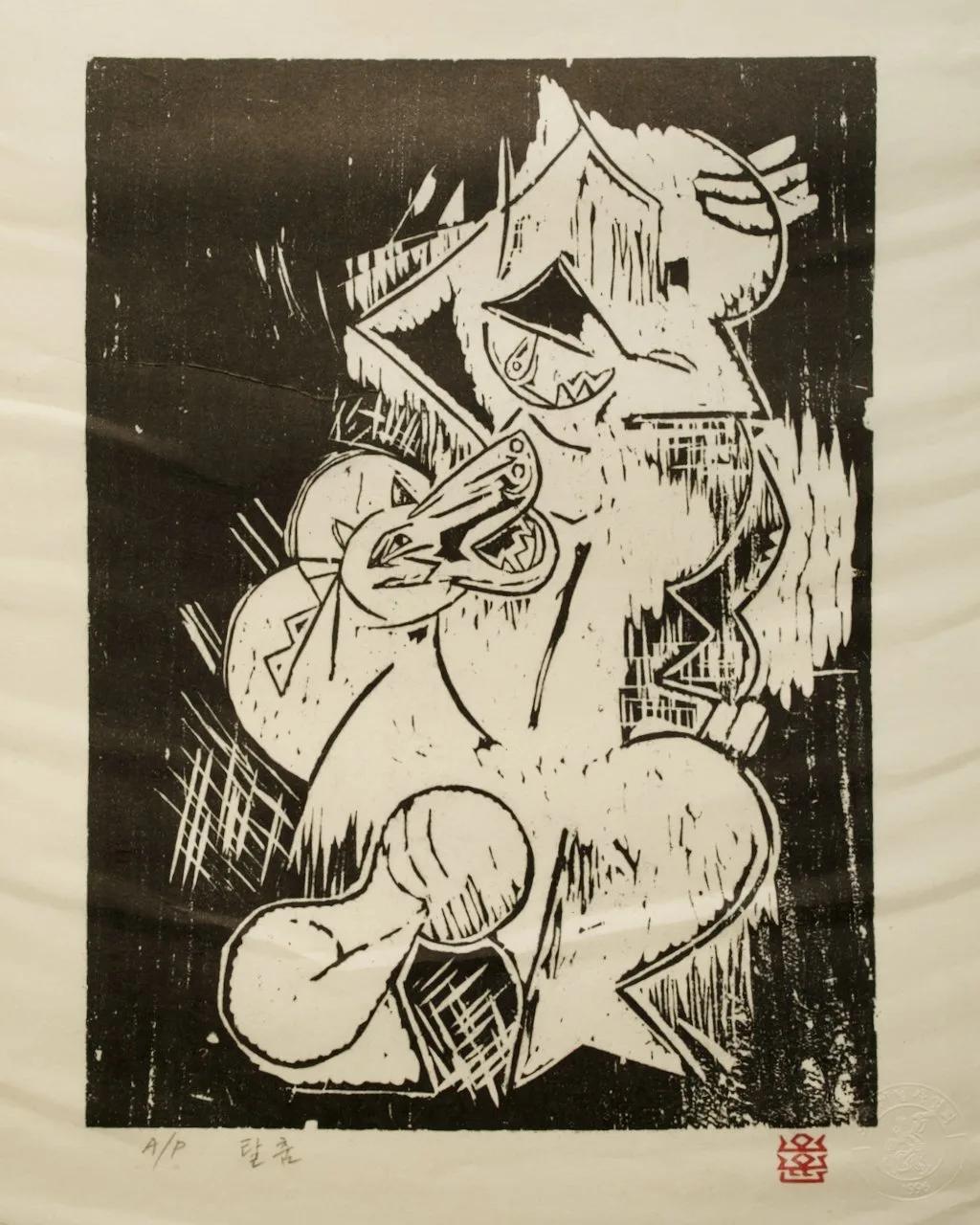 오윤, 〈탈춤〉, 1973, 저피지(한지)에 목판화, 27.0x36.8cm — 검은 바탕을 파내 흰 선으로 세운 각진 얼굴과 부리 같은 얼굴
