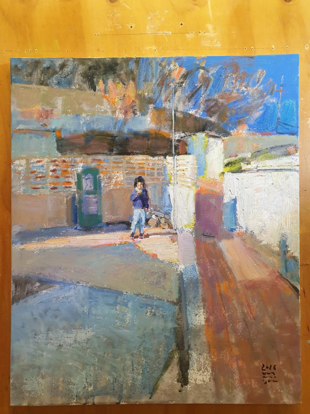 박성완, 〈전태일옛집해와〉, 60x72cm — 파란 하늘 아래 벽돌 문양의 낮은 벽과 초록 문, 그 앞에 보라색 윗옷의 사람이 서 있고, 오른쪽 아래로 분홍과 주황의 긴 띠가 비스듬히 뻗으며 왼쪽 아래에는 청록빛 그늘이 깔린다