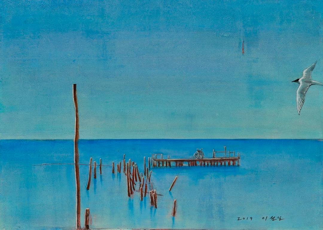 이선일, 〈끊어진 선착장에서 수평선을 보다〉, 혼합재료(Mixed media), 63x46cm — 부서진 잔교 위에 자전거 한 대가 남아 있는 청록빛 바다 그림