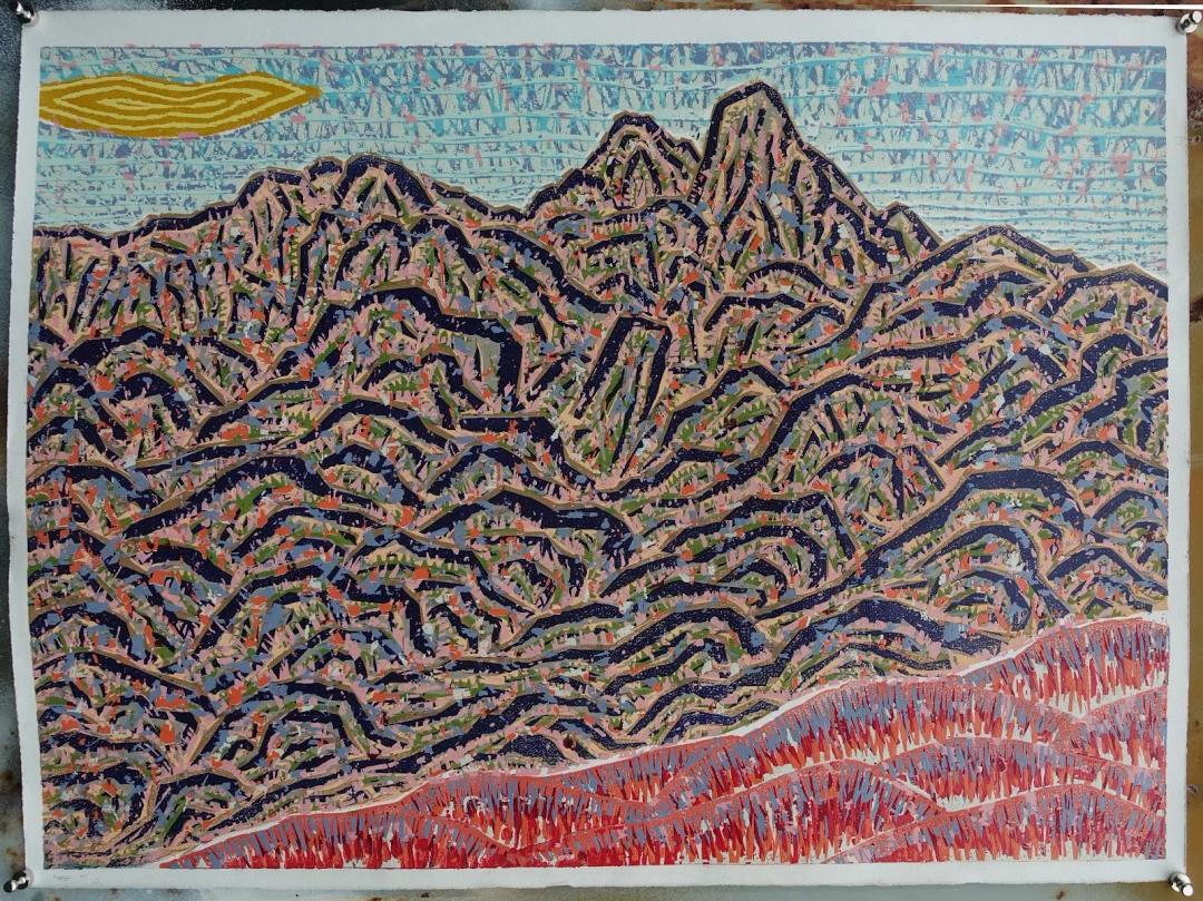 이윤엽, 〈북한산 2025〉, 76x56cm — 남색 선으로 굽이치는 산줄기가 분홍과 초록, 주황 점으로 덮여 있고 왼쪽 위에 노란 타원 구름이, 아래에 붉은 능선이 놓였다
