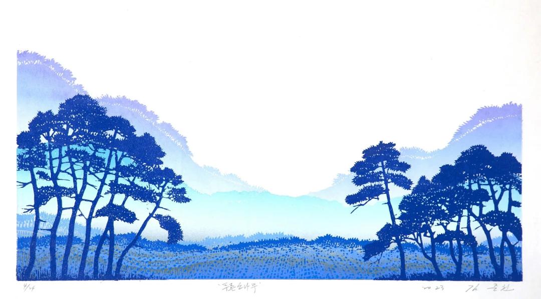 김준권, 〈푸른 소나무〉, 2023, 유성목판, 45x80cm