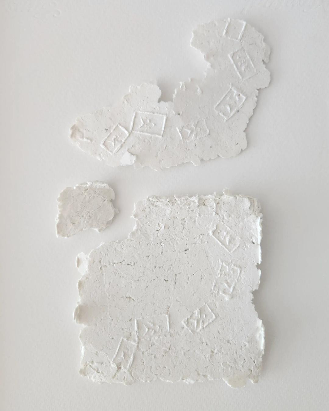 오승연, 〈물고기〉, Cast paper, 20x19.7cm — 조각난 흰 종이 세 편에 마름모 무늬가 저부조로 눌려 있다
