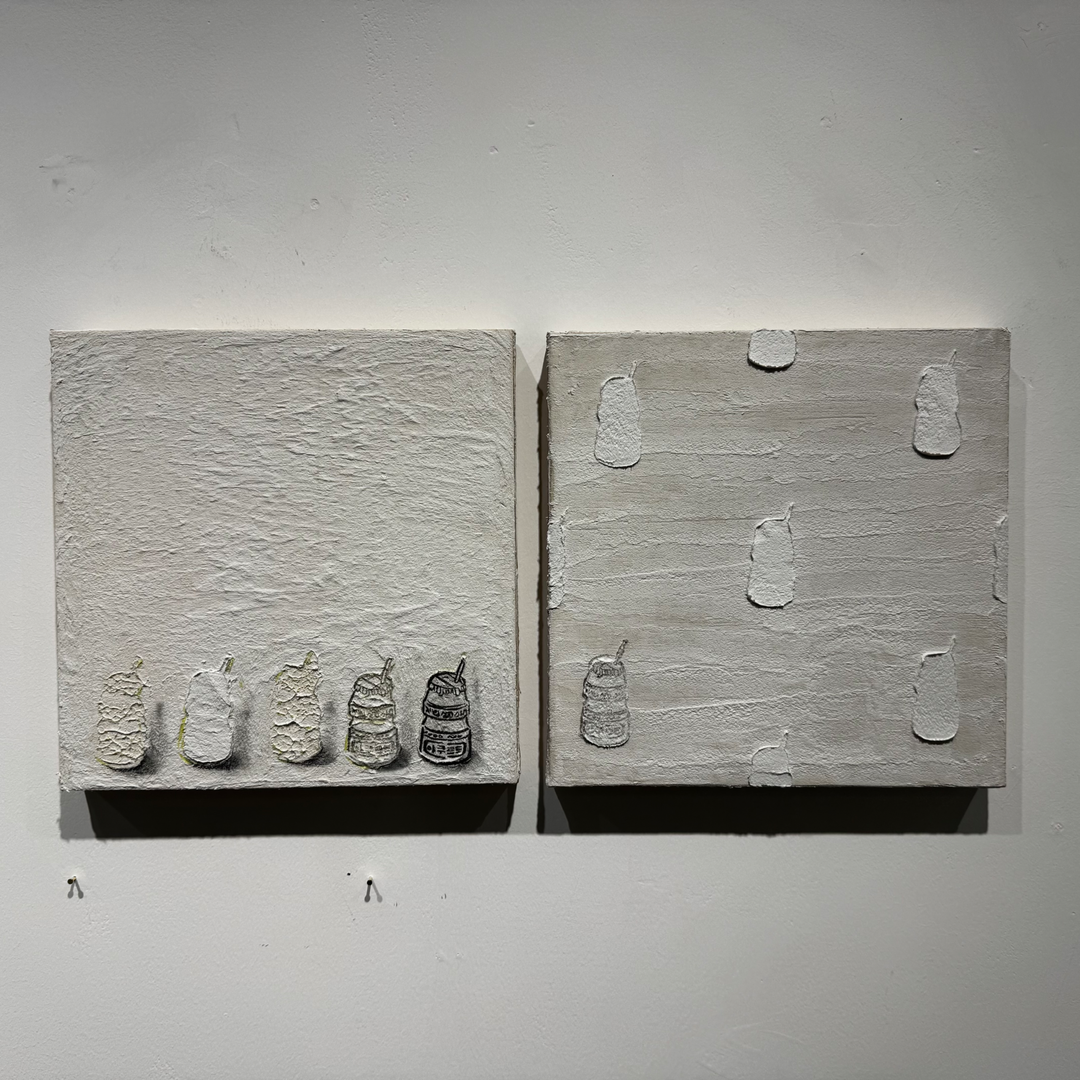 조교연, 〈그여자의 취향, 그남자의 취향〉, 지우개도장·mixed media, 20x20x5cm — 왼쪽 패널엔 야쿠르트 병 다섯 개가 줄지어 서 있고, 오른쪽 패널엔 같은 병이 화면 전체에 흩어져 있다