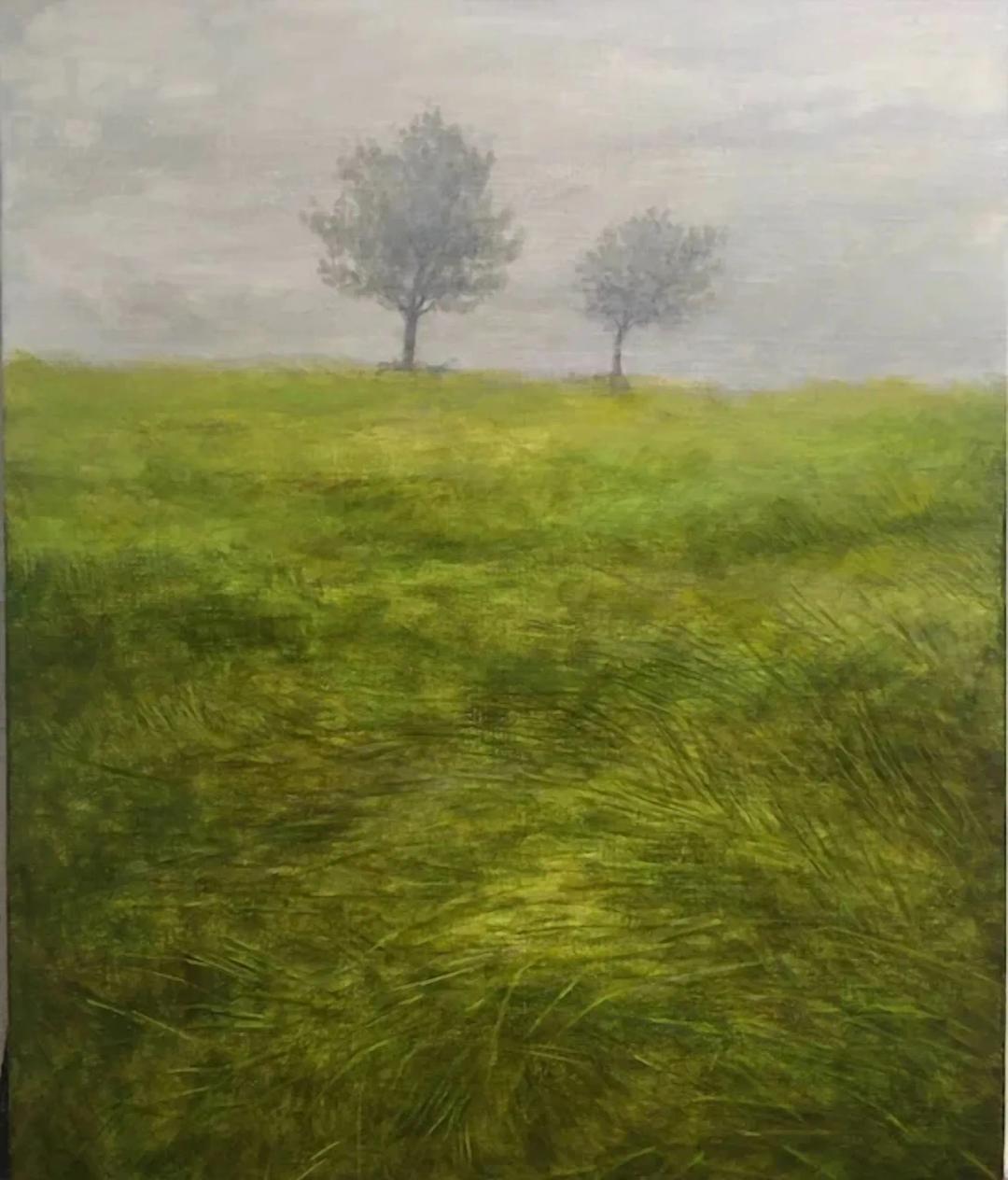 최연택, 〈풀〉, 천위에 유채, 37.9x45.5cm — 회색 안개 낀 하늘 아래 야트막한 언덕에 나무 두 그루가 서 있고, 앞쪽은 바람에 쓸리듯 결이 이는 노란빛 도는 초록 풀밭