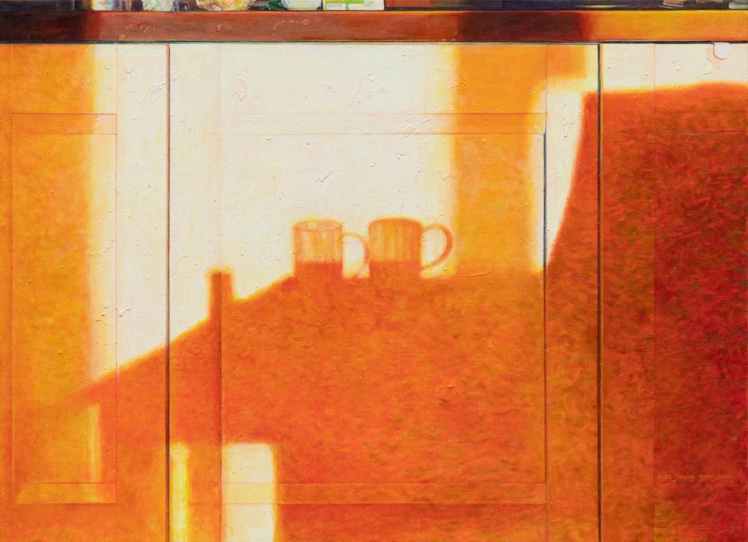 정연수, 〈reflection8 부엌 pm5h47m〉, Oil on canvas, 72.7x53cm — 늦은 오후 빛에 잠긴 부엌, 머그 두 개보다 그 그림자가 훨씬 크게 그려져 있다