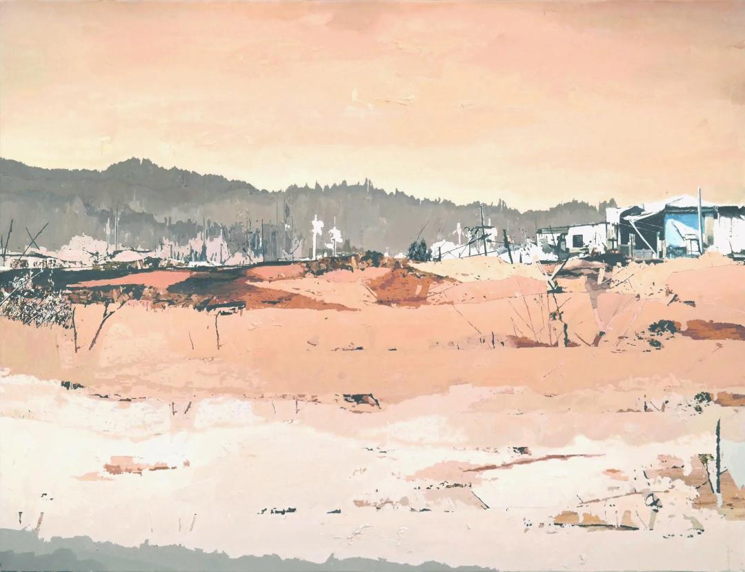 김규학, 〈바람과 빛-60〉, 캔버스에 유화, 65x50cm — 살구빛 하늘 아래 회색 능선과 흰 기둥들이 이어지고 오른쪽에 파란 벽의 집이 서며 땅은 분홍과 주황과 흰 면으로 갈라져 있다