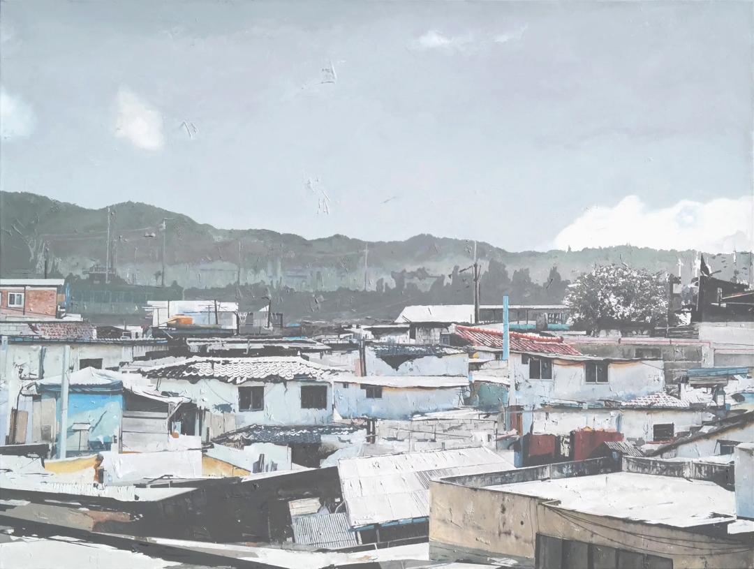 김규학, 〈바람과 빛-54〉, 캔버스에 유화, 80x61cm — 회청색 하늘 아래 낮은 능선을 배경으로 하얀 벽과 기와·함석 지붕이 촘촘히 얽힌 언덕 동네가 펼쳐진다