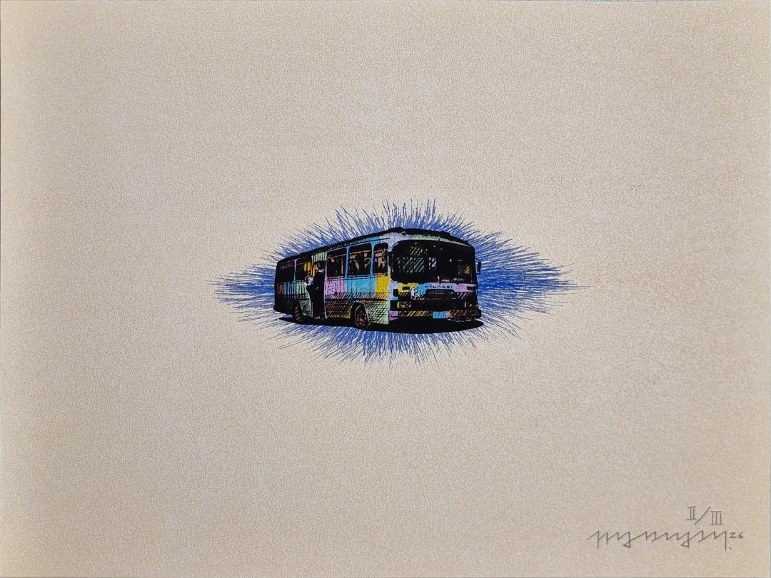 정명국, 〈블루 1980〉, silkscreen print, 40x30cm — 푸른 빛무리 속에 떠 있는 시내버스 한 대