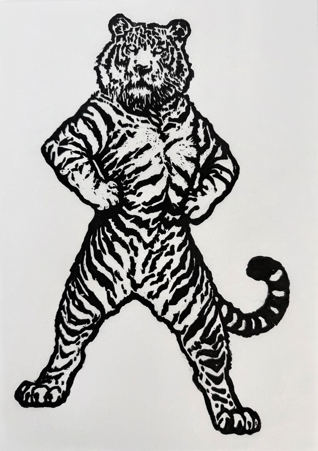 한경화, 〈작은 땅의 야수들〉, 목판화, 30x40cm — 두 발로 선 호랑이가 정면을 응시하는 흑백 목판화