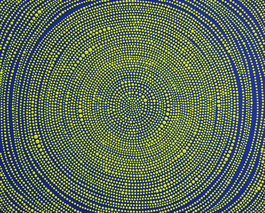 변경희, 〈People and Blue〉, 캔버스에 아크릴릭, 145.4x90.9cm — 짙은 파랑 바탕 위에 연둣빛 점 수천 개가 동심원을 그리며 퍼져나가는 화면