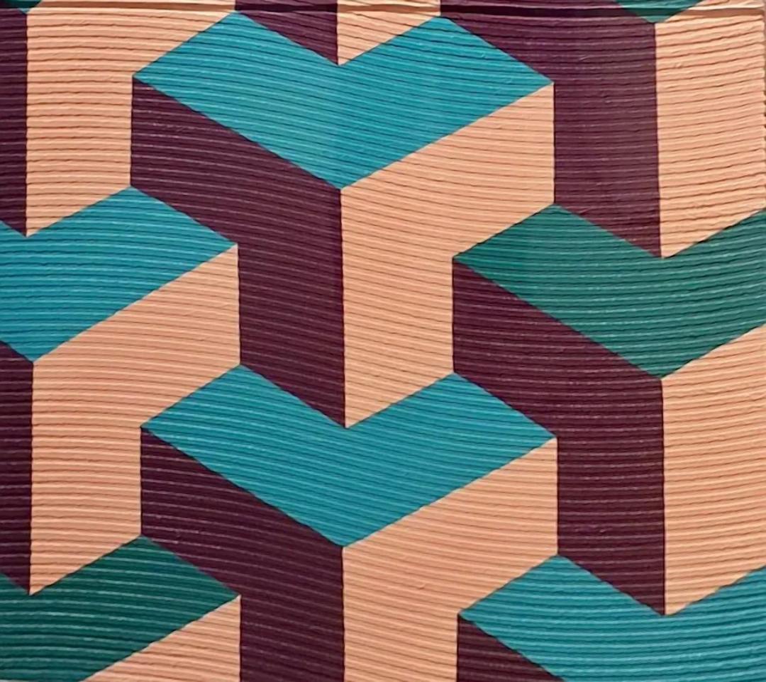장희진, 〈folded tint〉, Acrylic, gouache, gel on modeling made canvas, 61x61cm, 2021 — 청록·자주·살구색 면이 계단식 입방체로 맞물리고 가는 가로 이랑이 화면 전체를 가로지른다