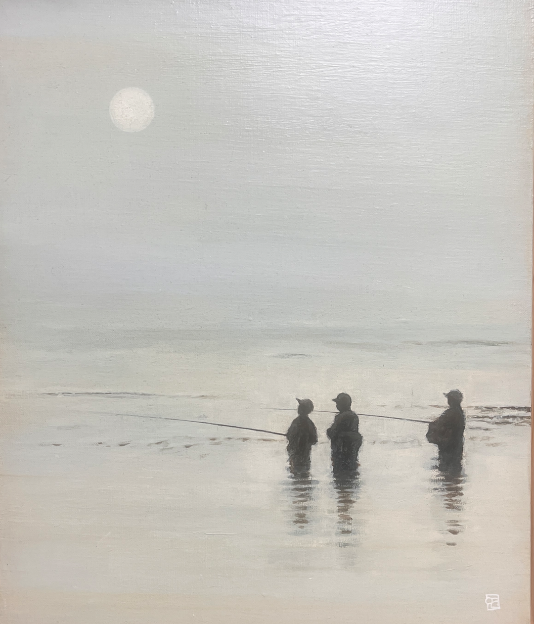 최연택, 〈낚시하는 사람들〉, 천위에 유채, 45.5x73.9cm — 옅은 회녹색 안개 속 얕은 물에 세 사람이 낚싯대를 드리우고 서 있고, 왼쪽 위에 흰 달이 떠 있는 화면