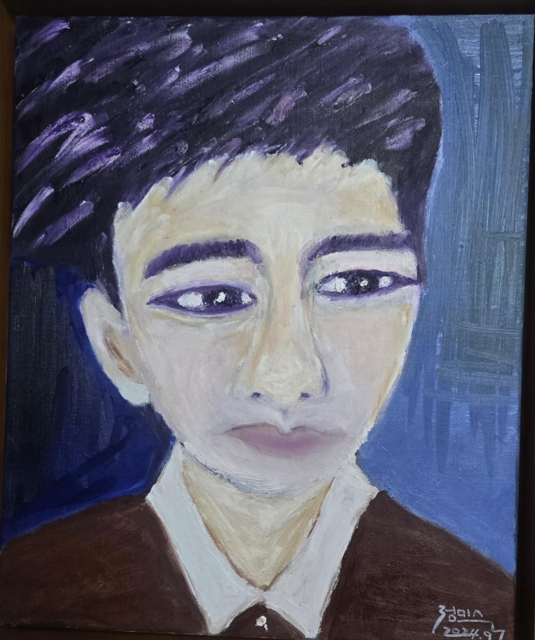 정미숙, 〈아버지〉, 유화, 38x45.5cm — 푸른 바탕 위로 보랏빛이 도는 검은 머리카락이 위로 솟고, 흰 칼라 위에 정면에 가까운 얼굴이 놓이며, 눈꺼풀과 눈썹에 보랏빛 선이 짙다