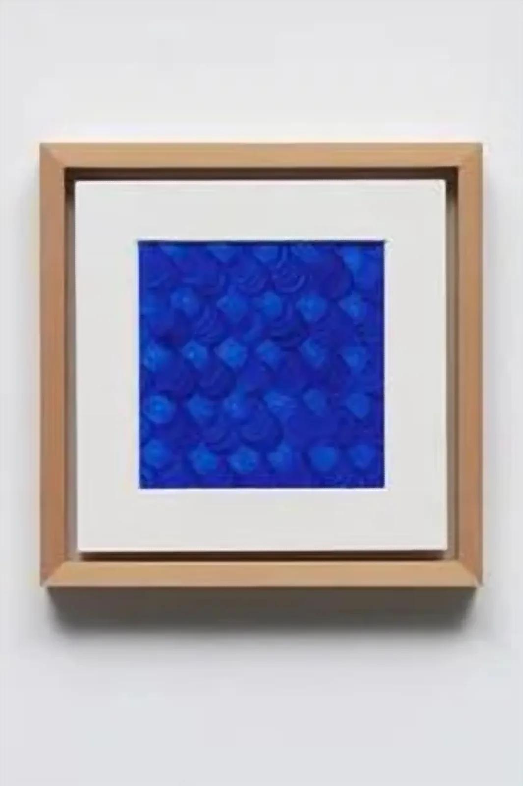 이지은, 〈Hollowed blue 02〉, 2025, 종이판넬·아크릴물감, 30x30cm